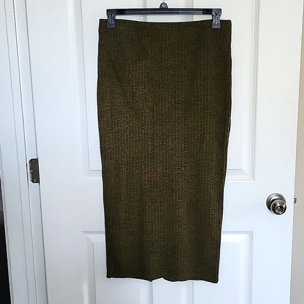 Army green ribbed skirt with Slit at the back and pocket at right front